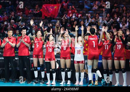 Arnhem, Niederlande. 1. Oktober 2022. Spieler aus China stehen vor dem Phase-1-Pool-D-Spiel gegen Brasilien bei der Volleyball-Frauen-Weltmeisterschaft 2022 in Arnhem, Niederlande, am 1. Oktober 2022 an. Quelle: Meng Dingbo/Xinhua/Alamy Live News Stockfoto