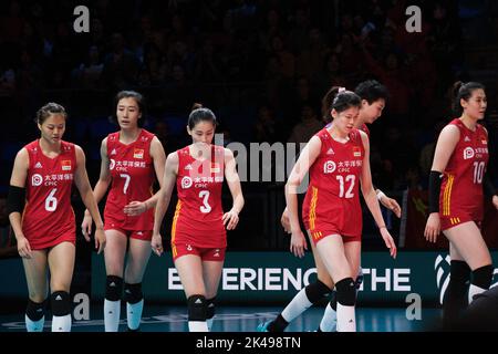 Arnhem, Niederlande. 1. Oktober 2022. Spieler aus China reagieren während des Phase-1-Pool-D-Spiels gegen Brasilien auf die Volleyball-Frauen-Weltmeisterschaft 2022 in Arnhem, Niederlande, am 1. Oktober 2022. Quelle: Meng Dingbo/Xinhua/Alamy Live News Stockfoto