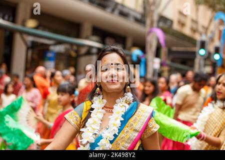 Brisbane, Australien. 01. Oktober 2022. Eine Frau tanzt während der Parade des „Festival of Chariots“ in Brisbane. Das vor rund 2000 Jahren in Jagannatha Puri, Indien, entstandene Festival of Chariots oder Ratha Yatra ist eine spirituelle Feier der Liebe, die das Ziehen von handgezeichneten Karren durch die Gemeinschaft umfasst. Kredit: SOPA Images Limited/Alamy Live Nachrichten Stockfoto