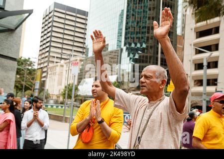 Brisbane, Australien. 01. Oktober 2022. Ein Mann singt Slogans während der Parade zum „Festival of Chariots“ in Brisbane. Das vor rund 2000 Jahren in Jagannatha Puri, Indien, entstandene Festival of Chariots oder Ratha Yatra ist eine spirituelle Feier der Liebe, die das Ziehen von handgezeichneten Karren durch die Gemeinschaft umfasst. Kredit: SOPA Images Limited/Alamy Live Nachrichten Stockfoto