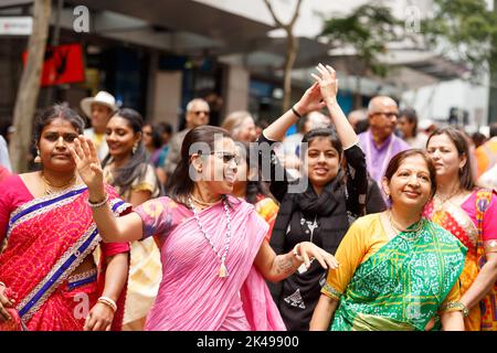 Brisbane, Australien. 01. Oktober 2022. Frauen singen und tanzen während der Festival of Chariots Parade in Brisbane. Das vor rund 2000 Jahren in Jagannatha Puri, Indien, entstandene Festival of Chariots oder Ratha Yatra ist eine spirituelle Feier der Liebe, die das Ziehen von handgezeichneten Karren durch die Gemeinschaft umfasst. Kredit: SOPA Images Limited/Alamy Live Nachrichten Stockfoto