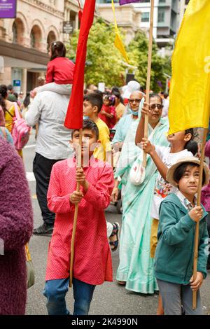 Brisbane, Australien. 01. Oktober 2022. Während der Parade zum „Festival of Chariots“ in Brisbane winken Kinder traditionelle Fahnen. Das vor rund 2000 Jahren in Jagannatha Puri, Indien, entstandene Festival of Chariots oder Ratha Yatra ist eine spirituelle Feier der Liebe, die das Ziehen von handgezeichneten Karren durch die Gemeinschaft umfasst. Kredit: SOPA Images Limited/Alamy Live Nachrichten Stockfoto