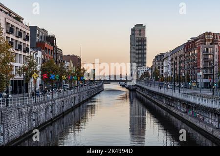 Molenbeek, Brüssel, Belgien - 11 18 2020 - Blick auf den Kanal bei einem frühen Sonnenuntergang Stockfoto