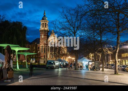 Jette, Region Brüssel-Hauptstadt, Belgien, 11 25 2020 - Markt und Architektur des Kardinal Mercier Platzes bei Nacht Stockfoto