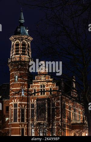 Jette, Region Brüssel-Hauptstadt, Belgien, 11 25 2020 - Fassade und Turm des Polizeihauptquartiers, des ehemaligen Rathauses Stockfoto