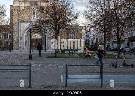 Jette, Region Brüssel-Hauptstadt, Belgien, 12 20 2020 - die Avenue Charles Woeste und die Kirche Notre Dame de Lourdes Stockfoto