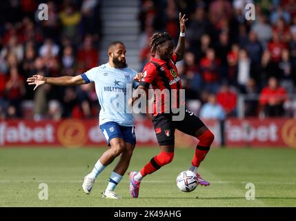 Brentfords Bryan Mbeumo (links) und Bournemouth's Jordan Zemura kämpfen während des Premier League-Spiels im Vitality Stadium, Bournemouth, um den Ball. Bilddatum: Samstag, 1. Oktober 2022. Stockfoto