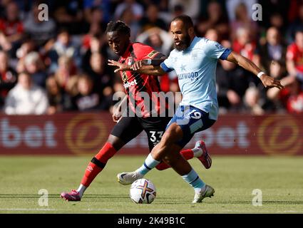 Bournemouth's Jordan Zemura (links) und Brentfords Bryan Mbeumo kämpfen während des Premier League-Spiels im Vitality Stadium, Bournemouth, um den Ball. Bilddatum: Samstag, 1. Oktober 2022. Stockfoto