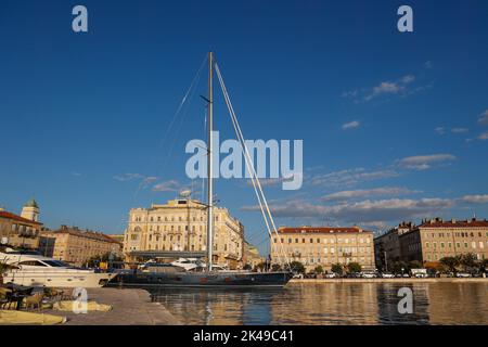Blick auf Yachten, die im Hafen mit dem Palazzo Bacich, dem heutigen Gebäude von Transadria, im Hintergrund, Rijeka, Istrien, Kroatien, verankert sind Stockfoto