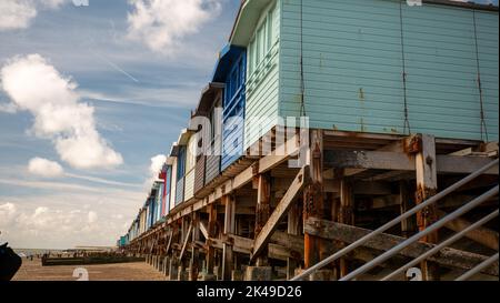 Eine Reihe von Strandhütten an der Küste von Essex bei Frinton-on-Sea im Sommer. Stockfoto