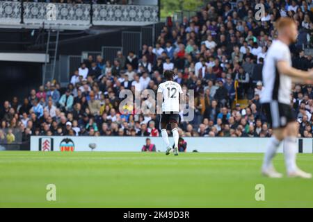 Craven Cottage, Fulham, London, Großbritannien. 1. Oktober 2022. Premier League Football, Fulham gegen Newcastle United; Nathaniel Chalobah von Fulham, der nach einer roten Karte in der 8.. Minute auslief. Kredit: Aktion Plus Sport/Alamy Live Nachrichten Stockfoto