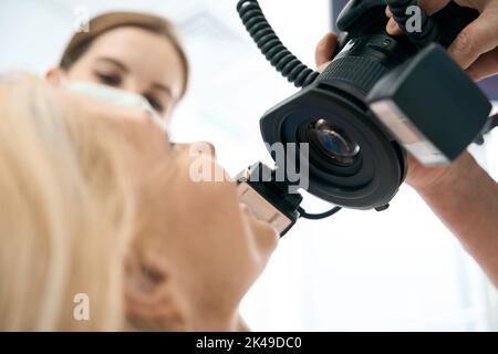 Weibliche Person bei der Untersuchung in der Zahnkammer Stockfoto