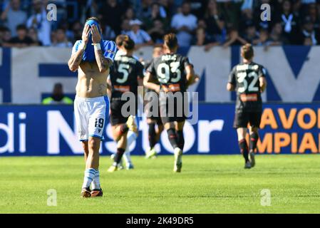 Ferrara, Italien. 01. Okt, 2022. genua feiert das zweite Tor hinter andrea la mantia (spal) während SPAL gegen Genua FC, Italienisches Fußballspiel der Serie B in Ferrara, Italien, Oktober 01 2022 Quelle: Independent Photo Agency/Alamy Live News Stockfoto