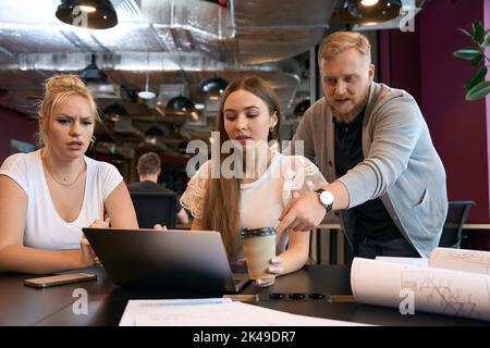 Architektenteam arbeitet an der Neukonstruktion Zeichnung auf Laptop Stockfoto
