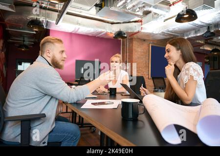 Teamleiter Architektur, der sich mit seinen Mitarbeitern unterhalten hat Stockfoto