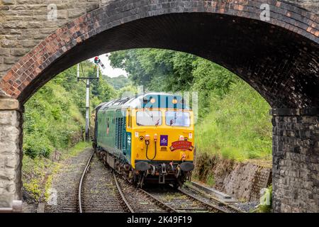 Die BR-Klasse 50 Nr. 50035 „Ark Royal“ kommt auf der Severn Valley Railway, Worcestershire, England, Großbritannien, am Bahnhof Arley an Stockfoto