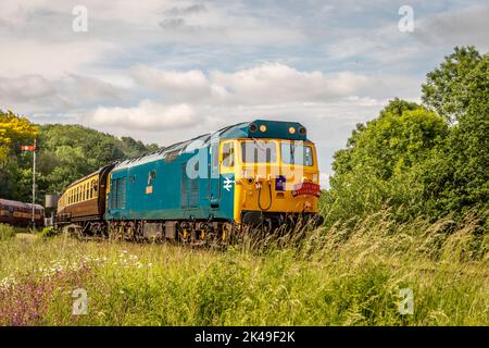 Die BR-Klasse 50 Nr. 50035 „Ark Royal“ fährt von der Station Highley mit der Severn Valley Railway, Worcestershire, England, Großbritannien, ab Stockfoto