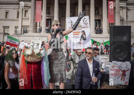 London, Großbritannien. 1.. Oktober 2022. Hunderte britisch-iranischer Menschen versammeln sich auf dem Trafalgar Square und fordern mehr Maßnahmen seit dem Tod von Mahsa Amini. Die 22-jährige Kurdin wurde drei Tage nach ihrer Verhaftung in der iranischen Hauptstadt für tot erklärt, weil sie das Kopftuch des Hijabs ‘unangemessen“ trug. Kredit: Guy Corbishley/Alamy Live Nachrichten Stockfoto