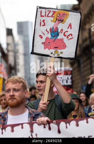 Banner, das Lizz Truss eine Schande nennt. Manchester, Großbritannien. 01. Oktober 2022. GENUG IST GENUG DEMONSTRATION MANCHESTER UK 1.. OKTOBER 2022 Bildnachweis garyroberts/weltweitfeatures. Kredit: GaryRobertsphotography/Alamy Live Nachrichten Stockfoto