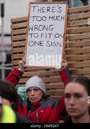 Banner Hervorhebung genug ist genug Kampagne. Piccadilly Gardens Manchester, Großbritannien. 01. Oktober 2022. GENUG IST GENUG DEMONSTRATION MANCHESTER UK 1.. OKTOBER 2022 Bildnachweis garyroberts/weltweitfeatures. Quelle: GaryRobertsphotography/Alamy Live NewsManchester, UK. 01. Oktober 2022. GENUG IST GENUG DEMONSTRATION MANCHESTER UK 1.. OKTOBER 2022 Bildnachweis garyroberts/weltweitfeatures. Kredit: GaryRobertsphotography/Alamy Live Nachrichten Stockfoto