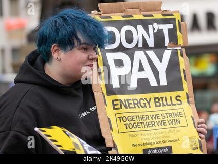 „Dont Pay UK“-Banner. Manchester, Großbritannien. 01. Oktober 2022. GENUG IST GENUG DEMONSTRATION MANCHESTER UK 1.. OKTOBER 2022 Bildnachweis garyroberts/weltweitfeatures. Kredit: GaryRobertsphotography/Alamy Live Nachrichten Stockfoto