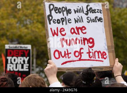 Banner, das die Energiearmut und den Kampf gegen die Tory-Herrschaft hervorhebt. Piccadilly GardensManchester, Großbritannien. 01. Oktober 2022. GENUG IST GENUG DEMONSTRATION MANCHESTER UK 1.. OKTOBER 2022 Bildnachweis garyroberts/weltweitfeatures. Kredit: GaryRobertsphotography/Alamy Live Nachrichten Stockfoto