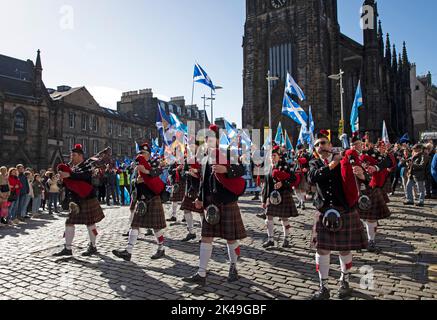 Edinburgh, Schottland, Großbritannien. Oktober 2022. All Under One Banner (AUOB) veranstaltet eine Kundgebung durch die Royal Mile und endet im schottischen Parlament mit einem „Marsch für die Unabhängigkeit“ Stockfoto