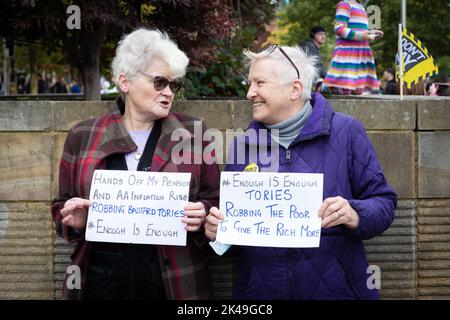 Manchester, Großbritannien. 01. Oktober 2022. Die Demonstranten halten während der Demonstration Plakate, auf denen ihre Meinung zum Ausdruck kommt. Genug ist genug und Don't Pay-Kampagnengruppen gehen auf die Straße. Die Bewegungen wollen, dass die Regierung mit der Lebenshaltungskrise umgeht, indem sie die Energiekosten eindämmen und die Gehälter erhöhen, um den Menschen beim Umgang mit der Inflation zu helfen. Kredit: SOPA Images Limited/Alamy Live Nachrichten Stockfoto