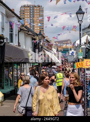 Kensington Gardens im beliebten North Laine von Brighton - eine enge Straße mit vielen trendigen Geschäften Stockfoto