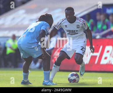 Marc Bola #27 von Middlesbrough nimmt Fankaty Dabo #23 von Coventry City während des Sky Bet Championship-Spiels an Coventry City gegen Middlesbrough in der Coventry Building Society Arena, Coventry, Großbritannien, 1.. Oktober 2022 (Foto by Gareth Evans/News Images) Stockfoto