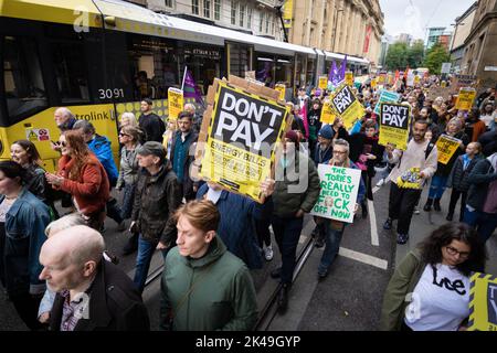 Manchester, Großbritannien. 01. Oktober 2022. Tausende von Demonstranten marschieren während der Demonstration auf der Straße. Genug ist genug und Don't Pay-Kampagnengruppen gehen auf die Straße. Die Bewegungen wollen, dass die Regierung mit der Lebenshaltungskrise umgeht, indem sie die Energiekosten eindämmen und die Gehälter erhöhen, um den Menschen beim Umgang mit der Inflation zu helfen. (Foto von Andy Barton/SOPA Images/Sipa USA) Quelle: SIPA USA/Alamy Live News Stockfoto