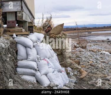 Koyuk, Usa. 28. September 2022. US-Soldaten mit der Alaska National Guard und lokalen Bürgern helfen beim Verpacken von Sandsäcken zum Schutz der Küste im Koyuk Native Store Warehouse nach dem Taifun Merbok, 28. September 2022 in Koyuk, Alaska. Die abgelegenen Küstendörfer der Ureinwohner Alaskas wurden durch die Überreste des Wirbelsturms beschädigt, der mehr als 1.000 Meilen der Küste Alaskas überflutete. Kredit: Sgt. Seth LaCount/US Army/Alamy Live News Stockfoto