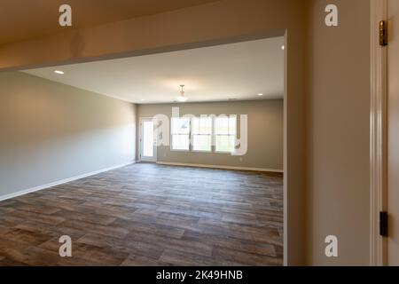 Leerer Speisesaal in einem Stadthaus mit Deckenventilator, Tür und Fenster. Stockfoto