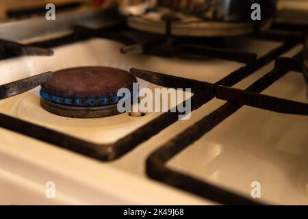 Gasherd Brenner Feuer Flamme natürlichen Ofen Küche Energie, Konzept Wärme glühen in Kochfeld und Flamme kochen, Aura Wasserstoff. Isoliertes Sichtmetall, Stockfoto