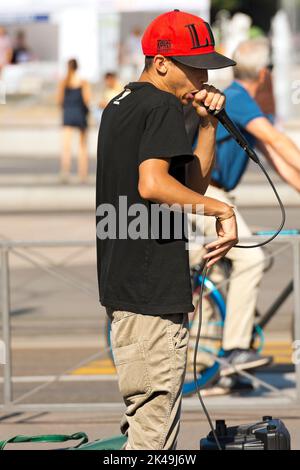 Eine junge Beatbox tritt in einer Straße im Stadtzentrum von Mailand auf. Das Beatboxing ist eine Form der Stimmpercussion mit Mund, Lippen, Zunge und Stimme. Stockfoto