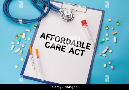 Words Affordable Care Act ACA Tablet. Stethoskop, Papier mit Affordable Care Act ACA-Text auf dem medizinischen Tisch. Medizinisches Konzept Stockfoto