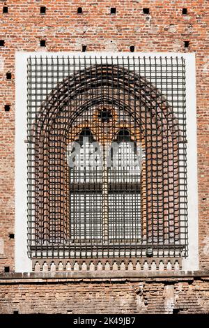 Detail eines alten Fensters mit Gitter aus Schmiedeeisen aus dem Castello Sforza XV Jahrhundert (Castello Sforzesco) in Mailand, Lombardei, Italien Stockfoto