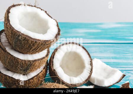 Beschädigte Kokosnussstücke mit Schale aus nächster Nähe Stockfoto