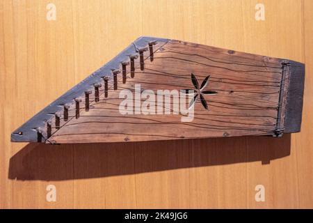 Gusli aus Holz auf Holzhintergrund. Altes ostslawisches Saiteninstrument, zupftes Musikinstrument. Draufsicht, Nahaufnahme. Stockfoto