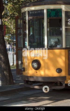 Mailand, Lombardei, Italien - 24.. September 2016: Nahaufnahme einer alten und alten orangefarbenen Straßenbahn in einer Straße im Stadtzentrum von Mailand, Lombardei, Italien, EU Stockfoto