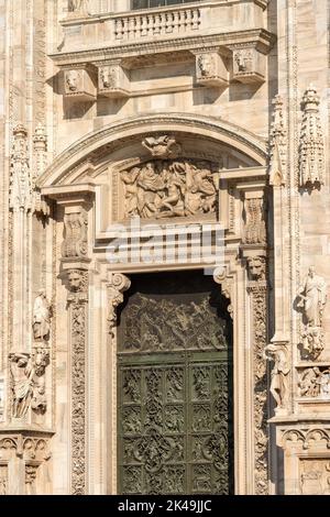 Detail der Fassade des Mailänder Doms (Mailänder Dom 1418-1577). Kirchendenkmal Symbol der Lombardei, Italien, Europa Stockfoto