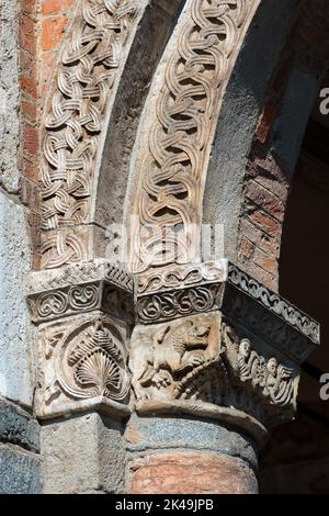 Detail einer Hauptstadt mit Säule der berühmten und alten Basilika des Heiligen Ambrosius (Sant'Ambrogio 379-1099) in Mailand, Lombardei, Italien, Europa. Stockfoto