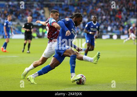 Burnleys Anass Zaroury (links) und Mahlon Romeo von Cardiff City während des Sky Bet Championship-Spiels im Cardiff City Stadium, Cardiff. Bilddatum: Samstag, 1. Oktober 2022. Stockfoto