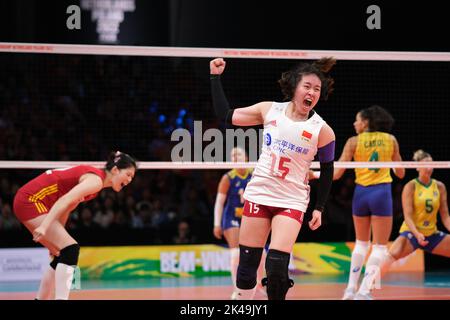 Arnhem, Niederlande. 1. Oktober 2022. Wang Weiyi (vorne) aus China feiert während des Phase-1-Pool-D-Spiels gegen China bei der Volleyball-Weltmeisterschaft der Frauen 2022 in Arnhem, Niederlande, am 1. Oktober 2022. Quelle: Meng Dingbo/Xinhua/Alamy Live News Stockfoto