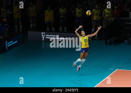 Arnhem, Niederlande. 1. Oktober 2022. Gabriela Braga Guimaraes aus Brasilien serviert den Ball während des Phase-1-Pool-D-Spiels gegen China bei der Volleyball-Frauen-Weltmeisterschaft 2022 in Arnhem, Niederlande, am 1. Oktober 2022. Quelle: Meng Dingbo/Xinhua/Alamy Live News Stockfoto