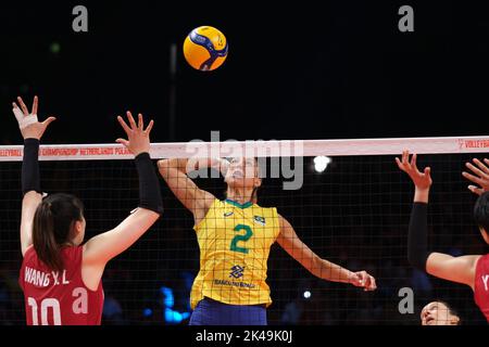 Arnhem, Niederlande. 1. Oktober 2022. Caroline de Oliveira aus Brasilien hat beim Phase-1-Pool-D-Spiel gegen China bei der Volleyball-Weltmeisterschaft der Frauen 2022 in Arnhem, Niederlande, am 1. Oktober 2022, den Ball gespitzen. Quelle: Meng Dingbo/Xinhua/Alamy Live News Stockfoto