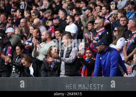 London, Großbritannien. London, Großbritannien. 1.. Oktober 2022; Selhurst Park, Crystal Palace, London, England; Premier League Football, Crystal Palace versus Chelsea: Crystal Place-Fans applaudieren nach der Schweigeminute in Erinnerung an Ihre Majestät Königin Elisabeth II Kredit: Action Plus Sports Images/Alamy Live News Kredit: Action Plus Sports Images/Alamy Live News Stockfoto