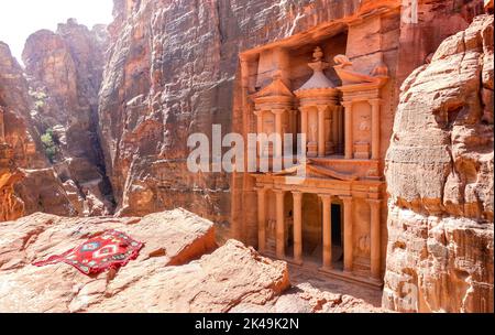 Hochwinkel-Panoramablick auf den Schatzkammer-Tempel in Petra nach Sonnenaufgang - Weltkulturerbe aus dem Nabateischen Königreich in Jordanien - Reise und Fernweh c Stockfoto