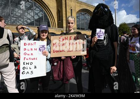 London, Großbritannien. 01. Oktober 2022. Proteste an 50 Orten in ganz Großbritannien. Millionen von uns werden sich unsere Energiekosten in diesem Winter nicht leisten können. Wir zahlen nicht London: Tag der Aktion #EnoughIsEnough. Für Lohnerhöhungen, gegen die Energieabzocke, um die Lebensmittelarmut zu beenden – und um Nein zu Almosen für die Reichen am King Cross Square, London, Großbritannien, zu sagen. - 1.. Oktober 2022. Quelle: Siehe Li/Picture Capital/Alamy Live News Stockfoto