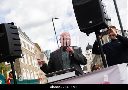 London, Großbritannien. 01. Oktober 2022. Der Generalsekretär der RMT-Gewerkschaft, Mick Lynch, wird bei der Kundgebung von Enough is Enough in King's Cross, London, gesehen, wie er sich an die Menge wendet. Bei dem Protest handelt es sich um eine breite Organisation verschiedener linker Organisationen und Gewerkschaften, die darauf abzielt, eine einheitsfront gegen die Kürzungen der Regierung aufzubauen und das Bewusstsein für die Lebenshaltungskosten zu schärfen. Kredit: SOPA Images Limited/Alamy Live Nachrichten Stockfoto